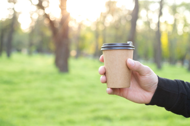 手里拿着一杯手工咖啡，腾出空间来写文字图片下载
