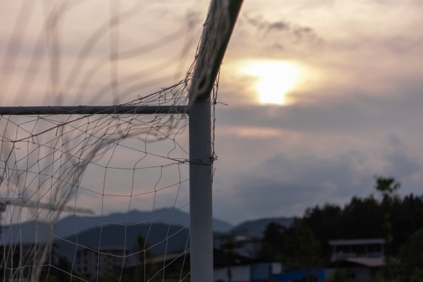 情绪低落，日落时空旷的足球场图片下载