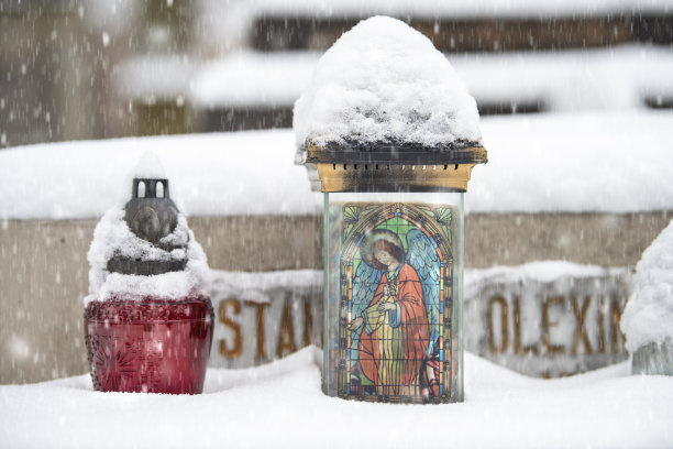 乌克兰公墓里的红色仪式蜡烛灯笼图片下载