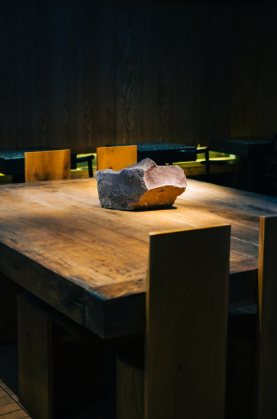 现代亚洲咖啡馆的室内细节与木制桌椅。图片下载