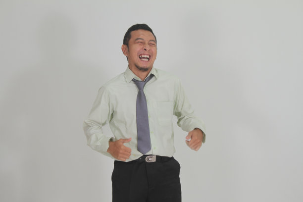 富有表情的印尼男子微笑着图片下载