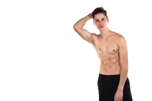 年轻帅气的小伙子在摄影棚里摆姿势。图片下载