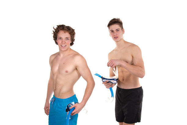 两个年轻帅气的小伙子在潜水。图片下载