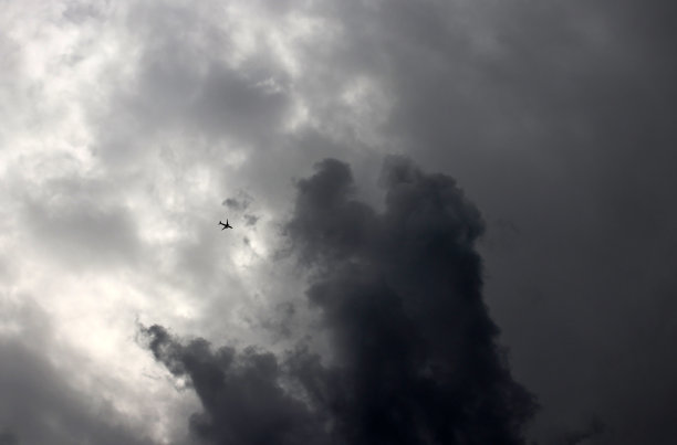 一架客机飞进了雷云图片下载