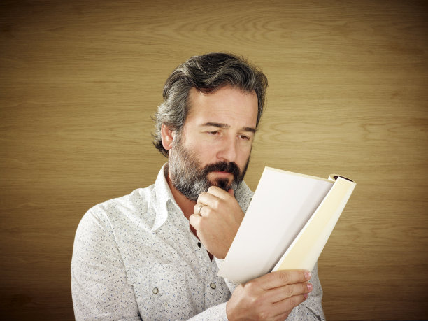 成年人读书。图片下载