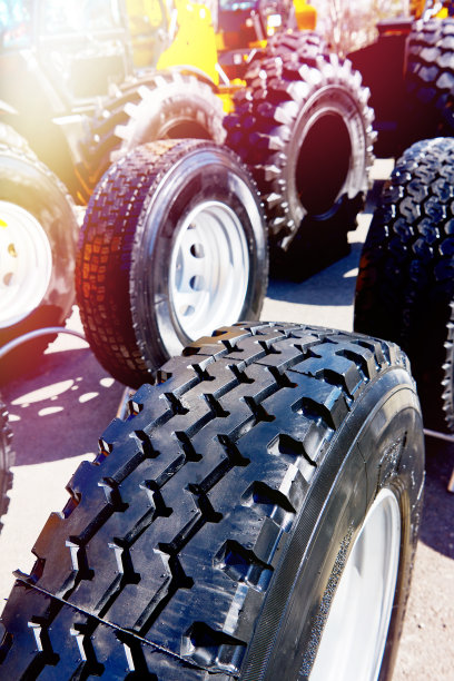 橡胶轮胎黑色施工运输图片下载