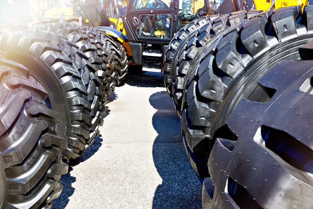 橡胶轮胎黑色施工运输图片下载