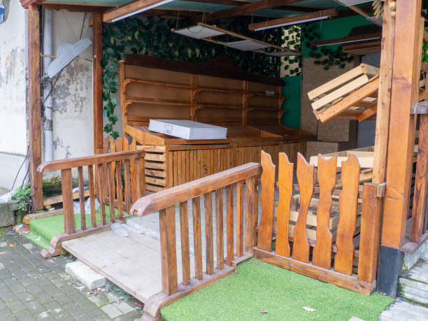 空荡荡的商店。破产的小企业。工作日结束。蔬菜店关门了。图片下载