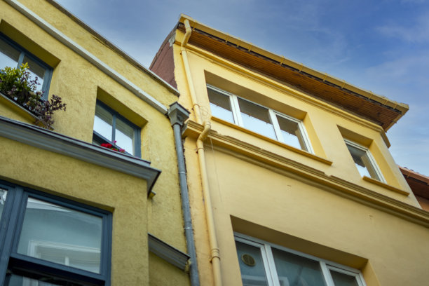 土耳其伊斯坦布尔Balat Fener大街上五颜六色的建筑图片下载