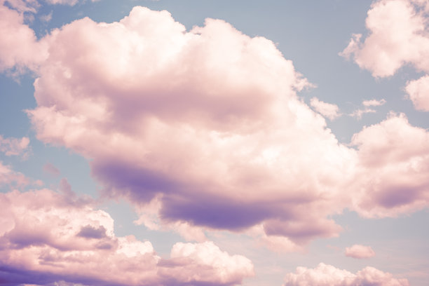超现实的天空，紫色的云，粉红色的梦幻图片下载