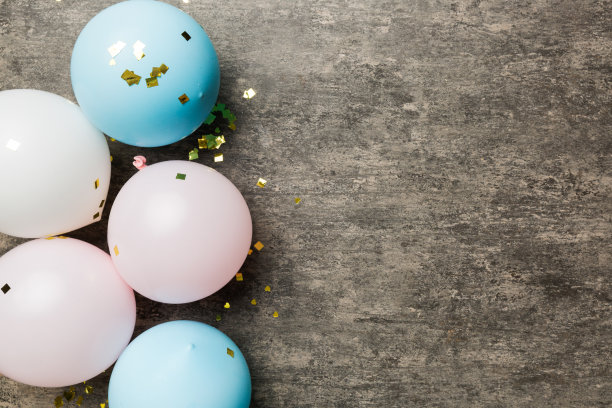 背景与fastive气球的形状和五彩纸屑，彩色顶视图。生日晚会的背景图片下载