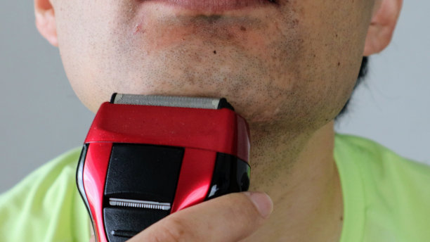 日本男子用电动剃须刀刮胡子图片下载