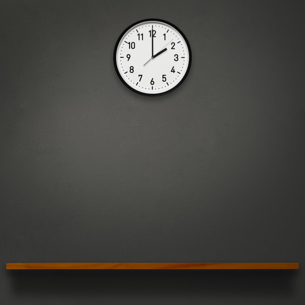 2点钟的挂钟在木架子上面图片下载