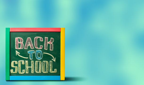 《返校记》手绘在黑板上，留白图片下载