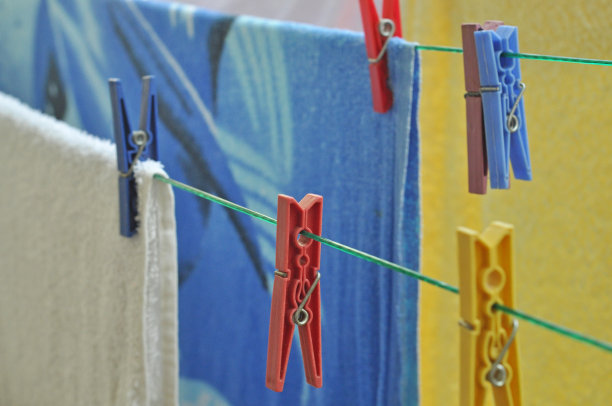 用衣夹挂着五颜六色的衣服图片下载