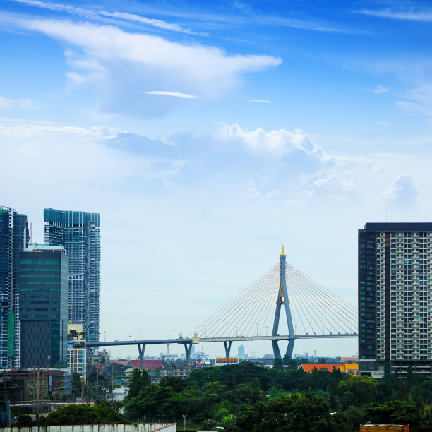 曼谷的城市景观，高楼大厦和斜拉桥，普密蓬大桥图片下载