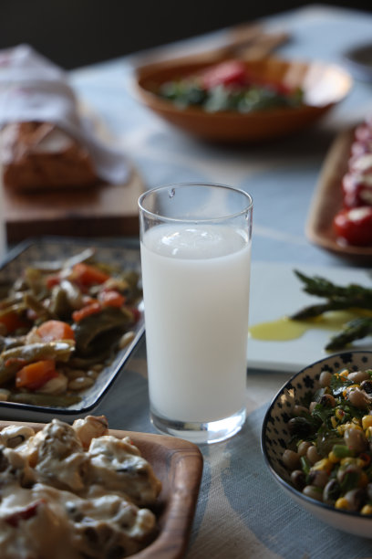 美味的餐桌上放着腊肠或茴香酒图片下载