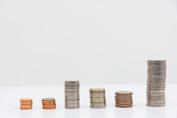 财富和增长塔由银币制成图片下载