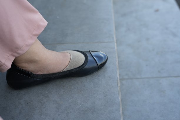 楼梯上一个女人的脚图片下载