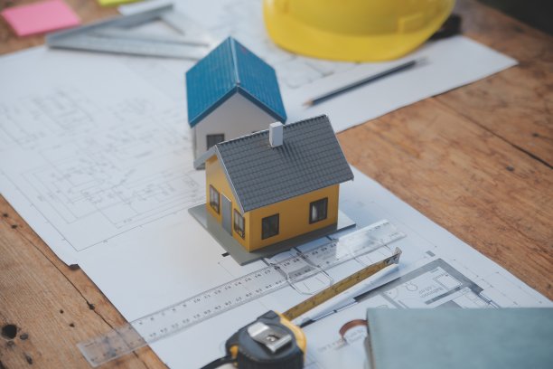 两个商人工地工程师。工程对象在工作场所与合作伙伴在后台进行交互图片下载