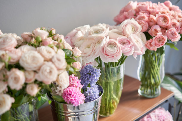 橱窗上有许多不同的花。混合花朵的背景。美丽的花目录或网上商店。花店和送货概念。图片下载