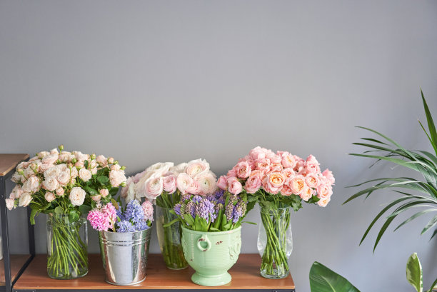 橱窗上有许多不同的花。混合花朵的背景。美丽的花目录或网上商店。花店和送货概念。图片下载