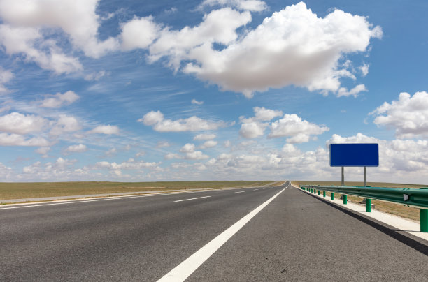 云景下的中国高速公路图片下载