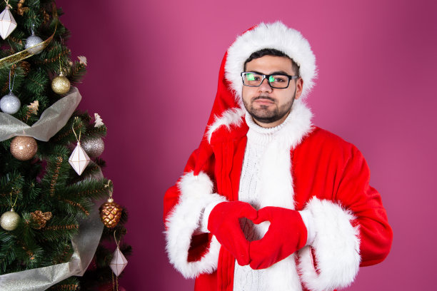 年轻迷人的学生在度假打扮成圣诞老人图片下载