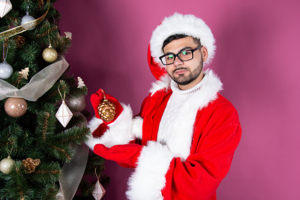 年轻迷人的学生在度假打扮成圣诞老人图片下载