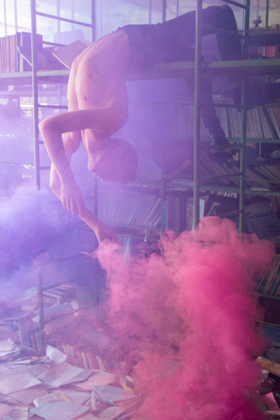 老图书馆里年轻迷人的学生。图片下载