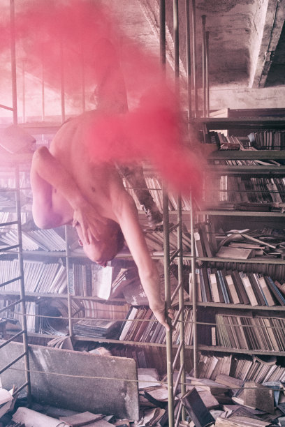 老图书馆里年轻迷人的学生。图片下载