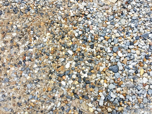 一堆岩石和砾石的特写照片，一堆岩石和砾石在道路上的视图。图片下载