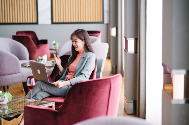 在咖啡馆工作的成功女商人肖像。图片下载