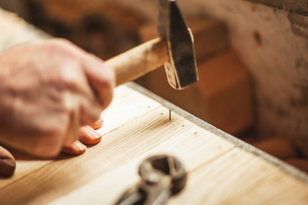 锤子和钉子-木匠-木工-在车间-小企业-库存照片图片下载