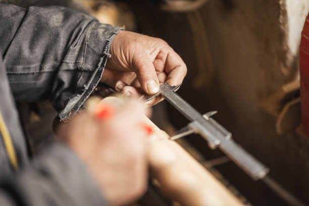 测量仪器卡尺-木匠工具-木匠-木工-在车间-小企业-库存照片图片下载