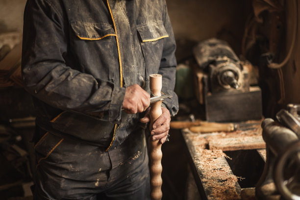 测量仪器卡尺-木匠-木工-在车间-小企业-库存照片图片下载
