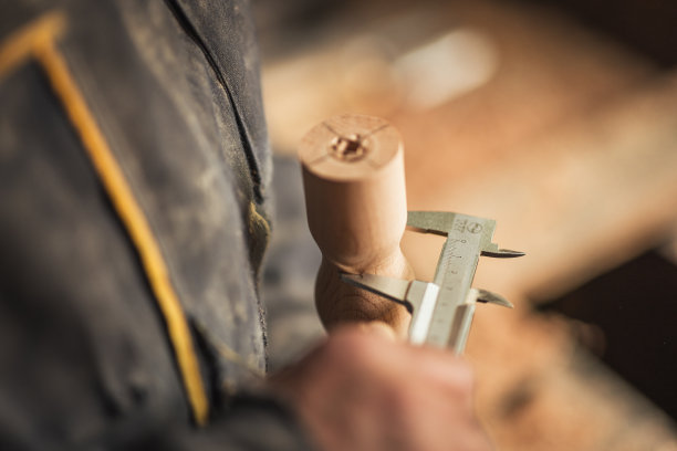测量仪器卡尺-木匠-木工-在车间-小企业-库存照片图片下载