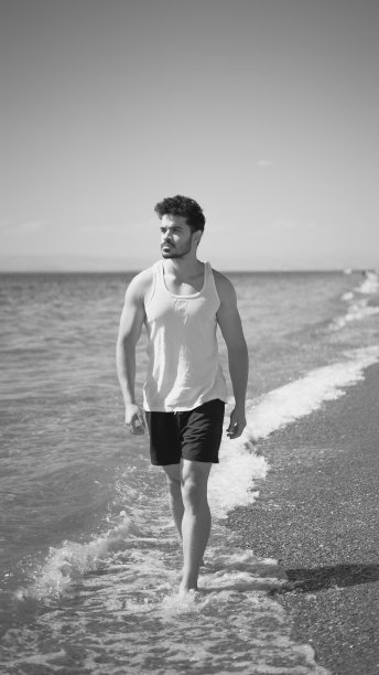 海边散步的帅哥画像图片下载