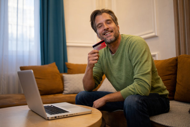 快乐的男人在网上购物图片下载