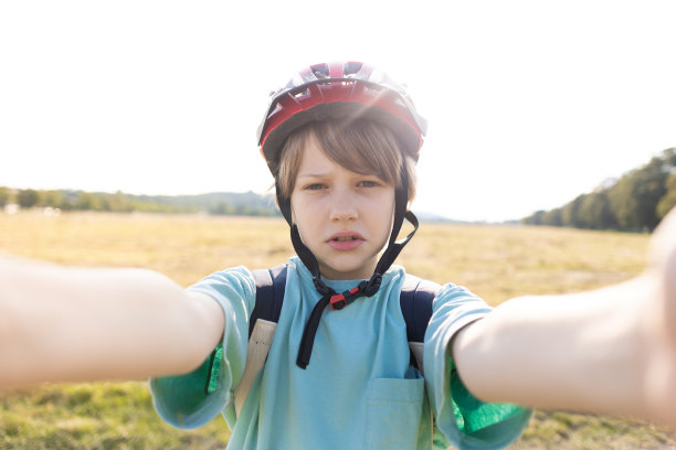 小男孩在自行车旅行中自拍图片下载
