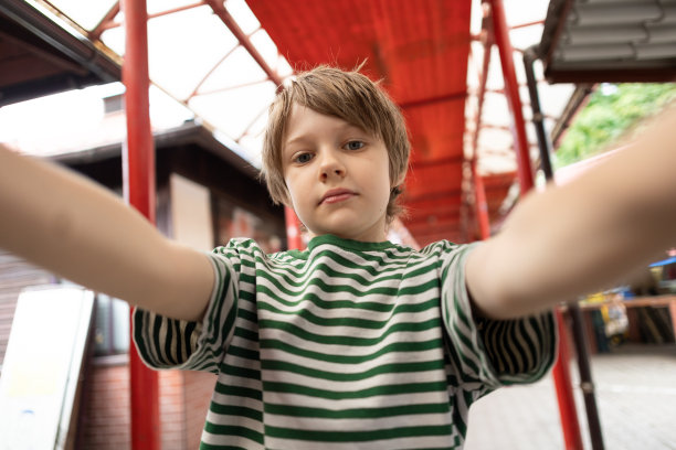 小男孩在自拍图片下载