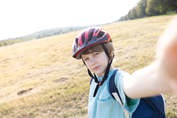 小男孩在自行车旅行中自拍图片下载