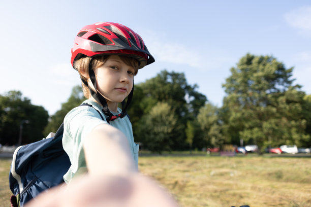 小男孩在自行车旅行中自拍图片下载
