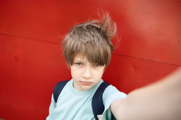 小男孩在自拍图片下载