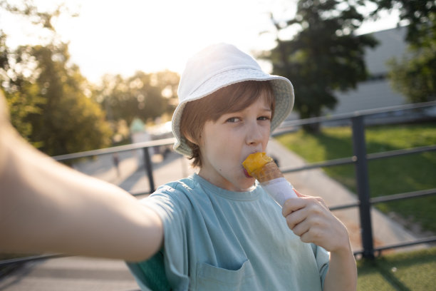 小男孩拿着冰淇淋自拍图片下载