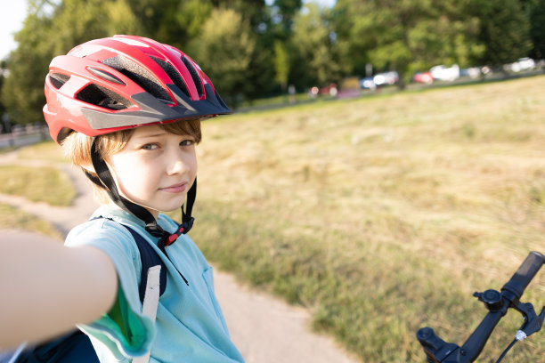 小男孩在自行车旅行中自拍图片下载