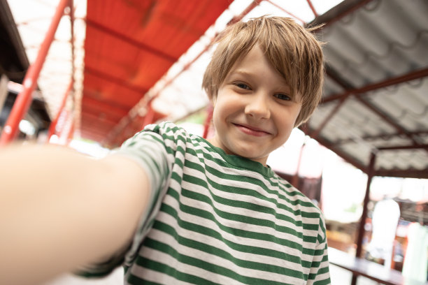 小男孩在自拍图片下载