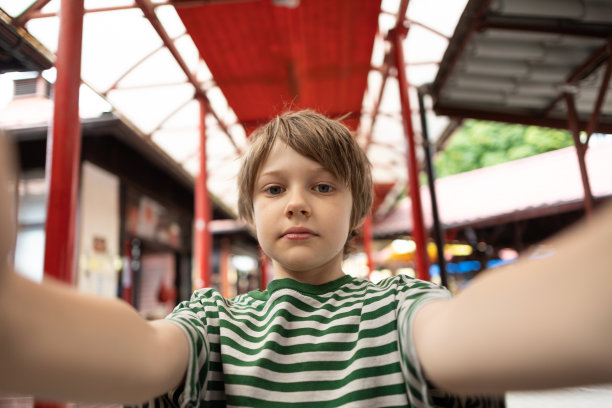 小男孩在自拍图片下载