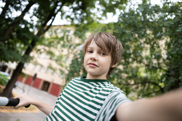 小男孩在户外健身房自拍图片下载