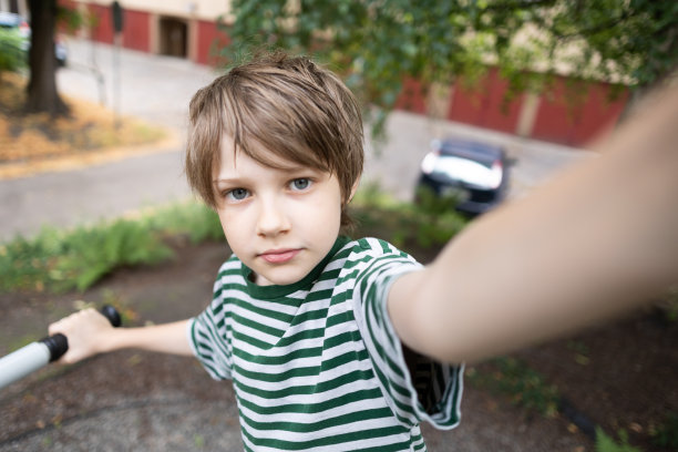 小男孩在户外健身房自拍图片下载